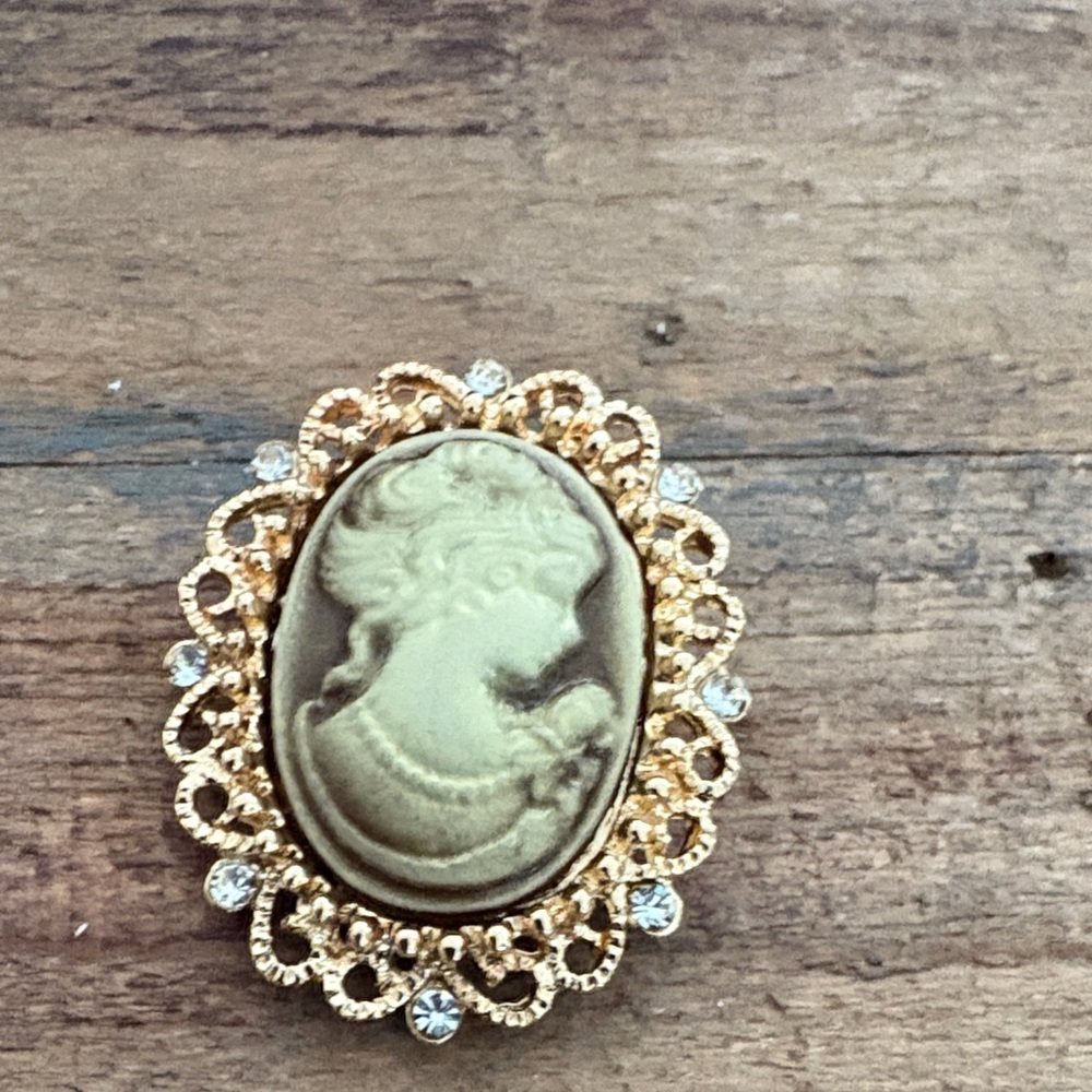 Elegant Gold Tone Cameo Brooch